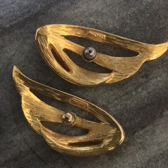 Vintage Monet Art Nuevo style post earring- good condition.missing 1 stone - Picture 3 of 4